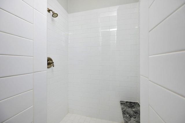 full bathroom featuring tiled shower