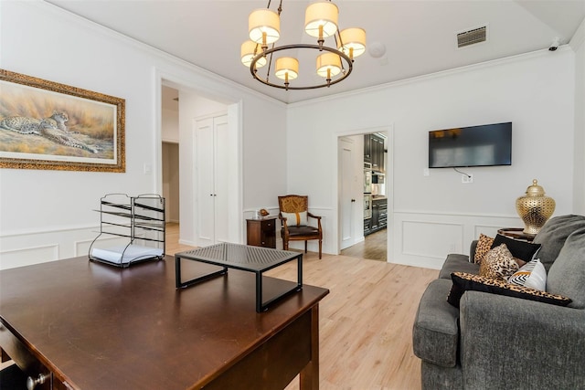 living area featuring light wood-style flooring, visible vents, a chandelier, and crown molding