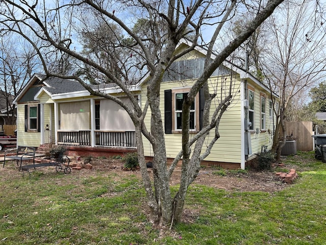 view of front facade featuring cooling unit and a front yard