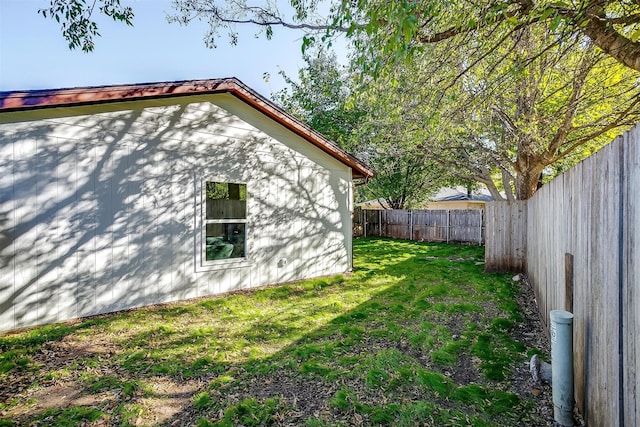 view of yard featuring a fenced backyard