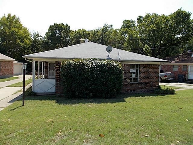 view of front facade featuring a front lawn and brick siding