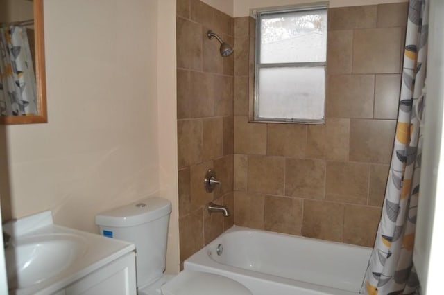 full bath with shower / tub combo with curtain, vanity, and toilet