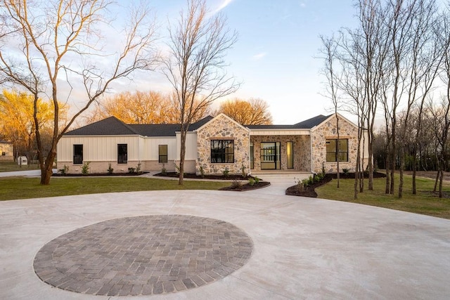 204 Deer Glade Ct, Azle, TX 76020 - view of front facade featuring curved driveway, a front lawn, and stone siding