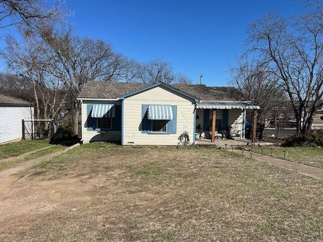 view of front of home featuring a front lawn