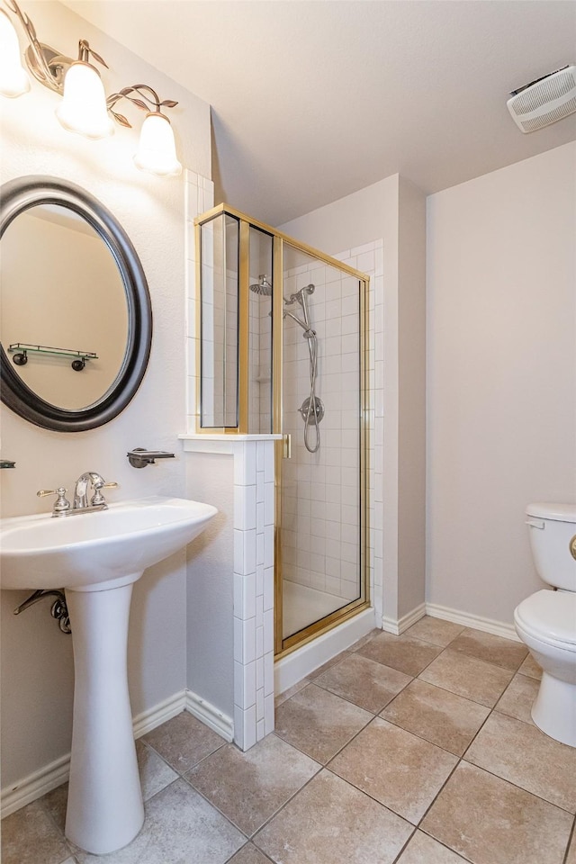 full bath featuring visible vents, toilet, a shower stall, tile patterned flooring, and baseboards