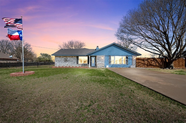 view of front facade with fence and a front yard