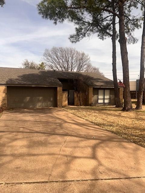 view of front of house with a garage and driveway