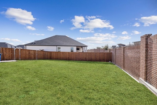 view of yard featuring a fenced backyard