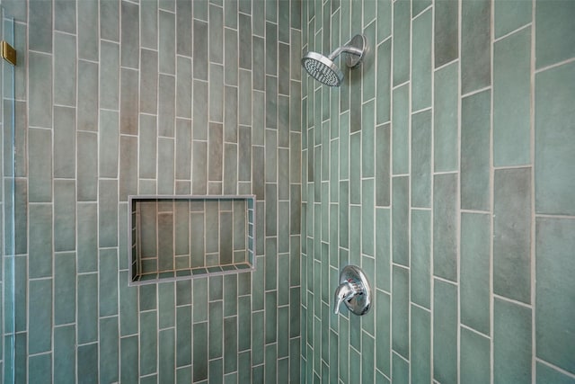 room details featuring a tile shower