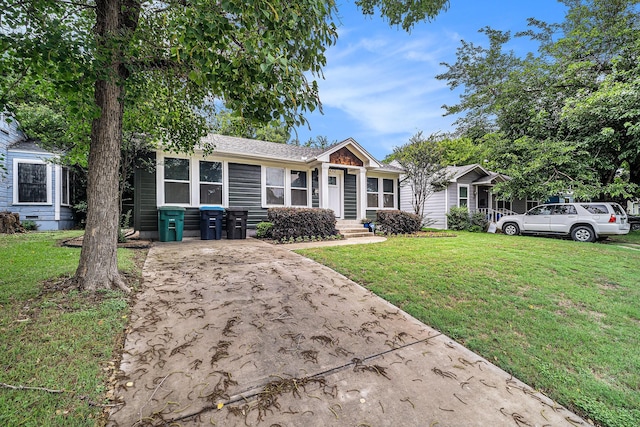 4312 Diaz Ave, Fort Worth, TX 76107 - view of front of home with a front yard and driveway