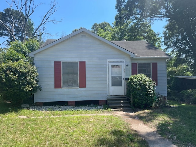209 S Roosevelt St, Minden, LA 71075 - bungalow-style home featuring entry steps, a front lawn, and roof with shingles