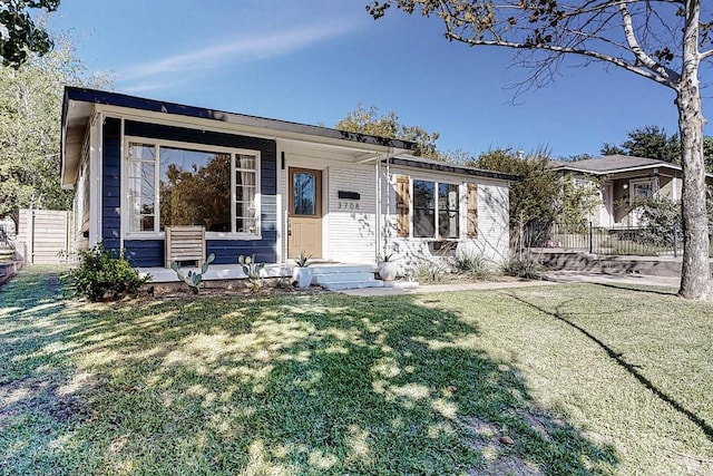 view of front facade with fence and a front yard