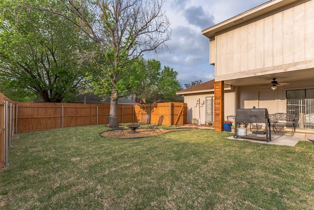 view of yard featuring a patio area, an outdoor fire pit, ceiling fan, and a fenced backyard