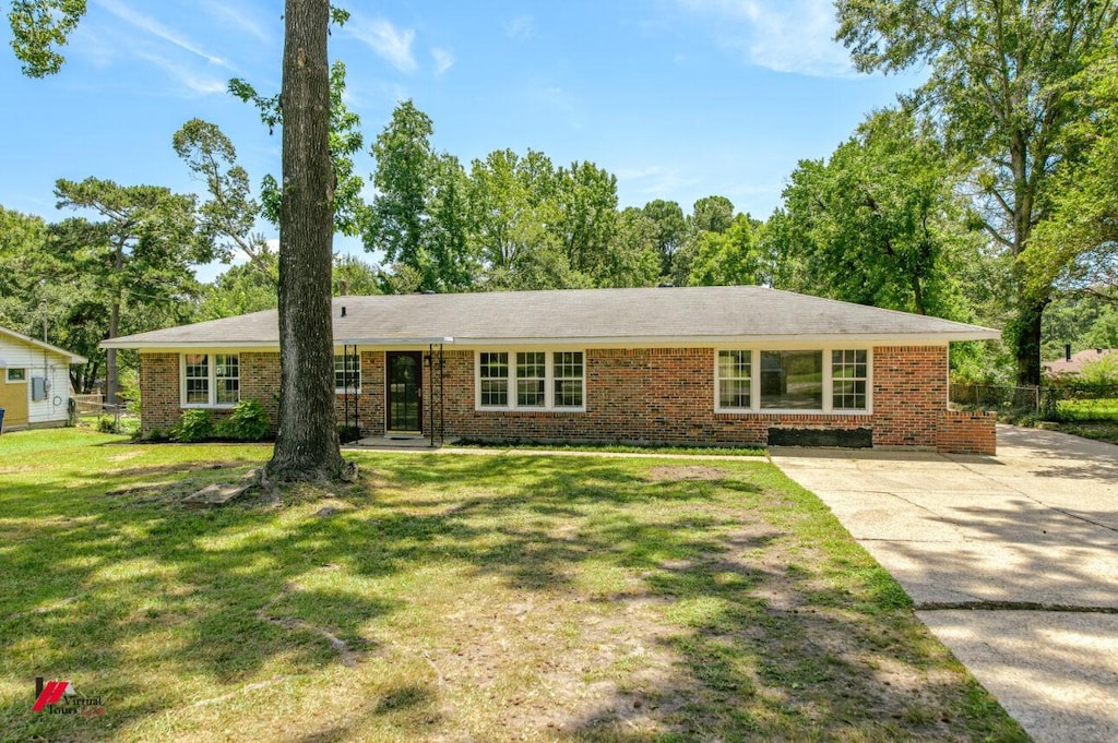 single story home featuring brick siding and a front lawn