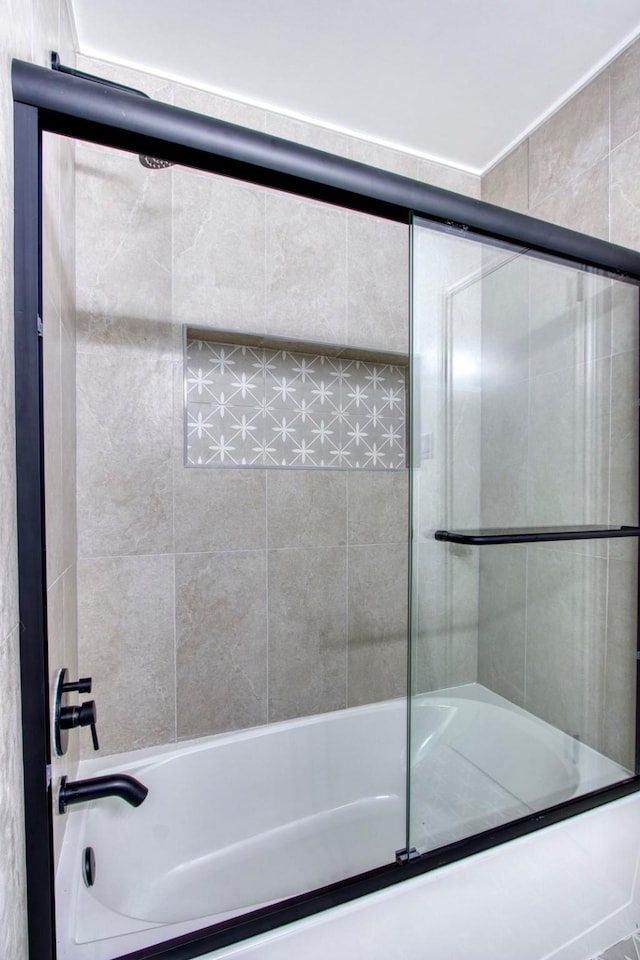 bathroom with combined bath / shower with glass door