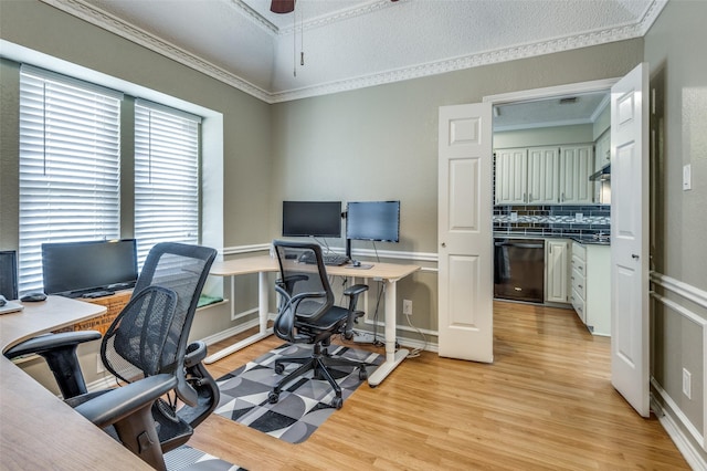 office area featuring light wood-style floors, ornamental molding, and ceiling fan