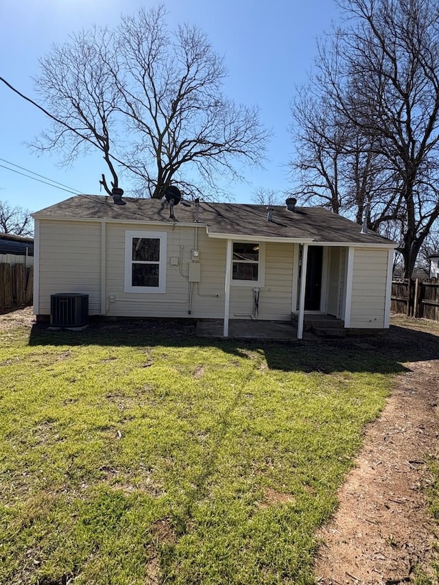 view of front facade featuring fence and a front lawn