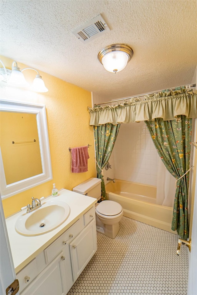 bathroom with a textured ceiling, toilet, vanity, visible vents, and shower / bath combo