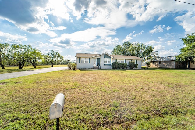 ranch-style house featuring a front yard