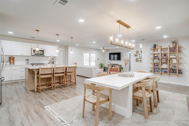 dining space featuring ceiling fan, light wood finished floors, visible vents, and recessed lighting