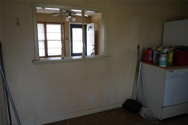 laundry area featuring ceiling fan