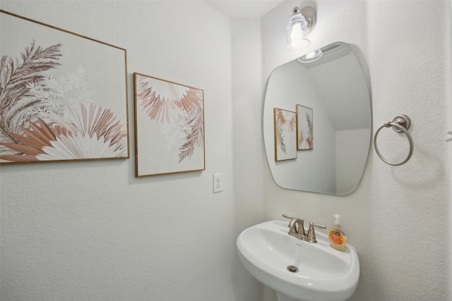 bathroom featuring a sink