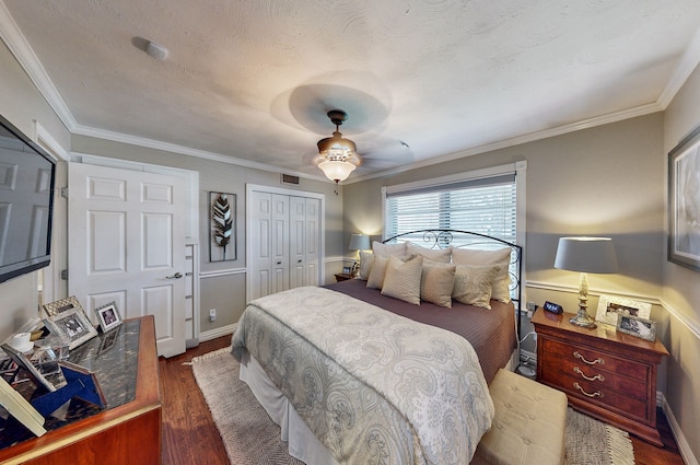 bedroom with crown molding, a closet, visible vents, and wood finished floors