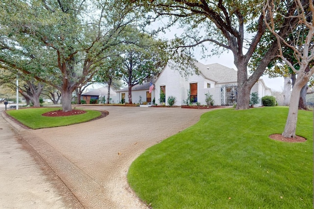 view of front of house featuring a front yard