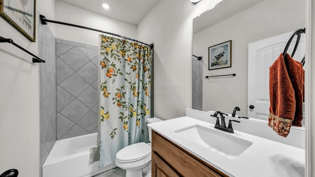 full bath with shower / tub combo with curtain, vanity, and toilet