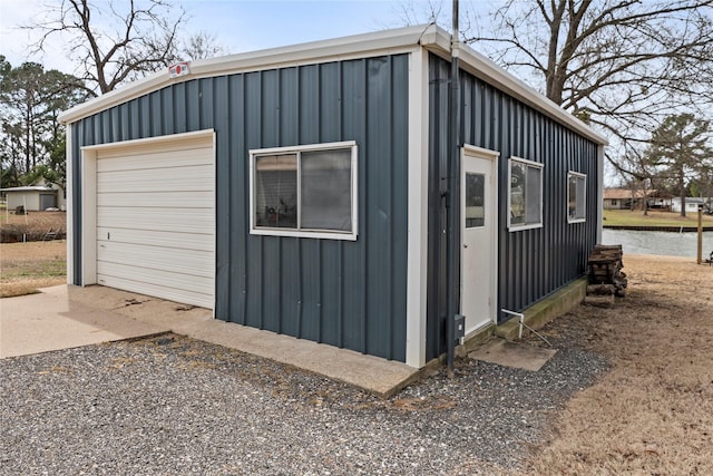 view of outdoor structure featuring gravel driveway and an outdoor structure