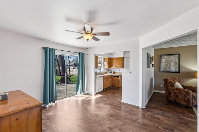 living area with a ceiling fan, dark wood-style flooring, and baseboards