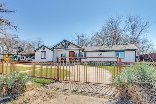 view of front of house featuring a front lawn and a fenced front yard