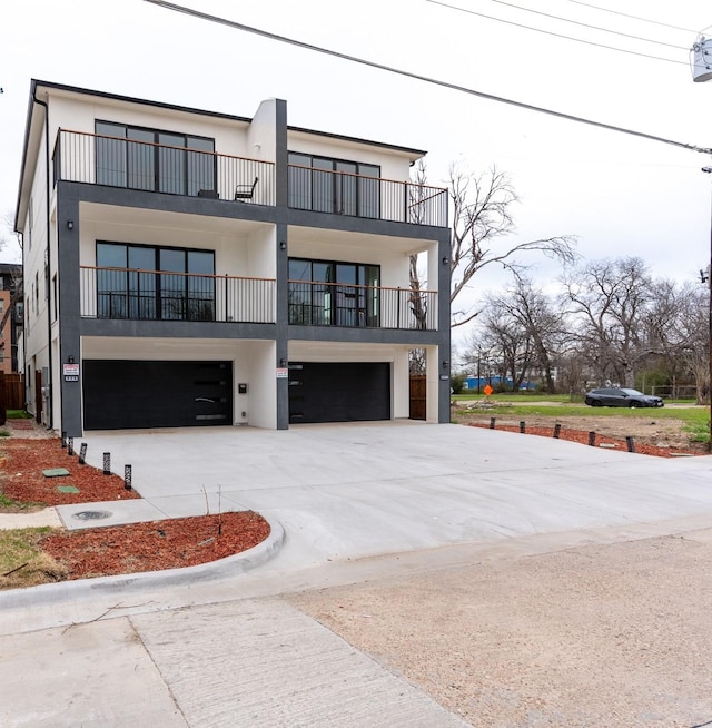 view of front of home featuring stucco siding, an attached garage, and concrete driveway