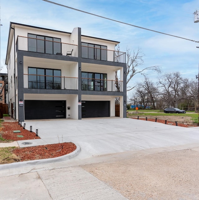 view of front facade featuring stucco siding, a garage, and concrete driveway