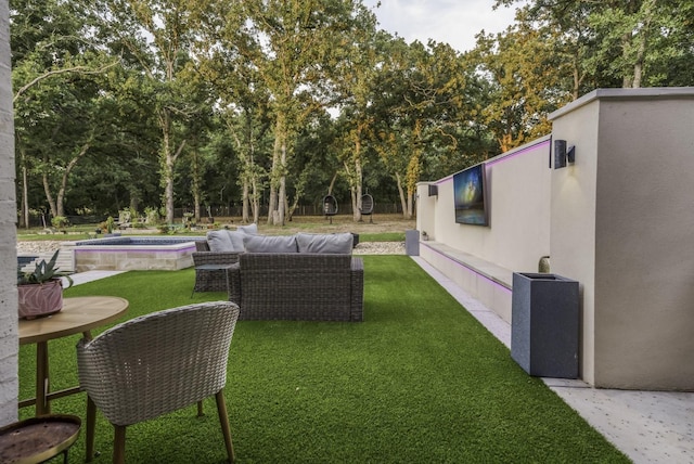 view of yard featuring an outdoor living space and an in ground hot tub