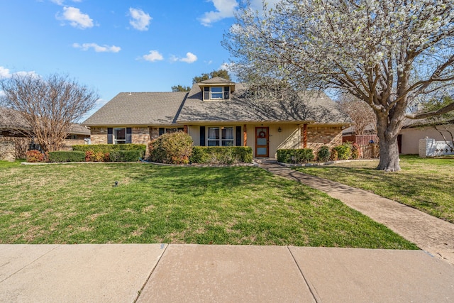 view of front of home featuring a front yard