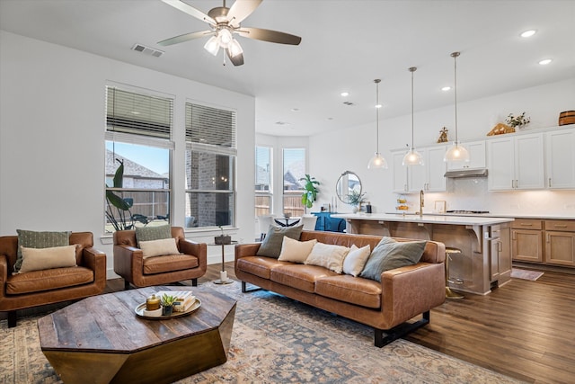 living area with recessed lighting, visible vents, dark wood-style flooring, and ceiling fan