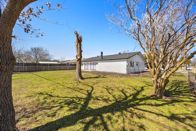 view of yard featuring a fenced backyard