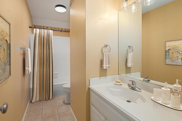 bathroom featuring shower / tub combo with curtain, toilet, vanity, baseboards, and tile patterned floors