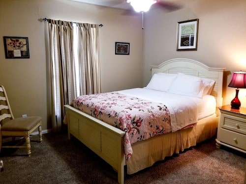 carpeted bedroom featuring a ceiling fan