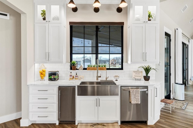 bar featuring a sink, visible vents, dark wood-style flooring, and dishwasher