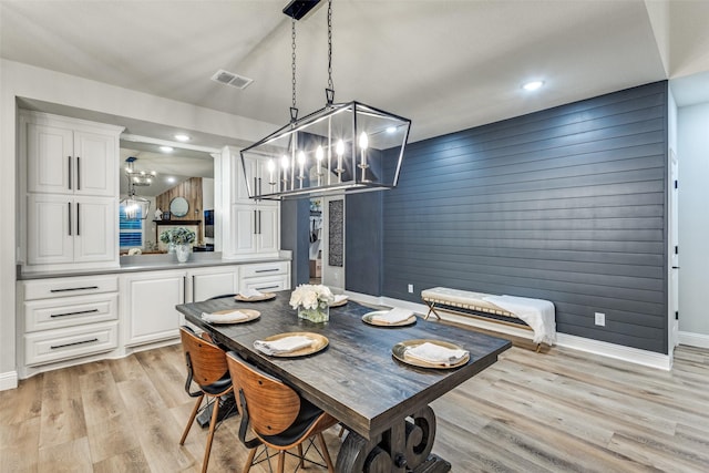 dining area featuring recessed lighting, visible vents, light wood-style flooring, an inviting chandelier, and baseboards