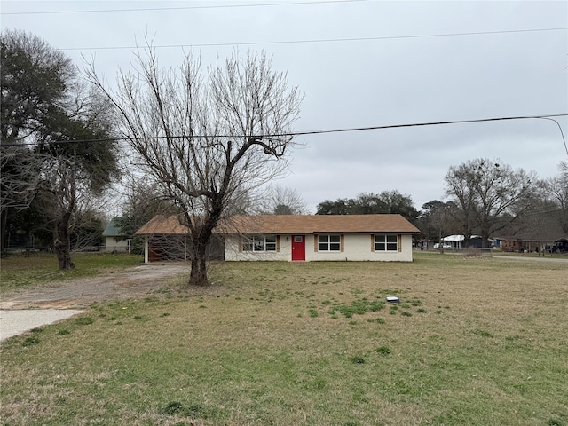 view of front facade featuring driveway and a front lawn