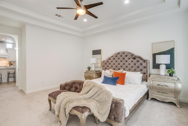 bedroom featuring visible vents, baseboards, a ceiling fan, light colored carpet, and recessed lighting