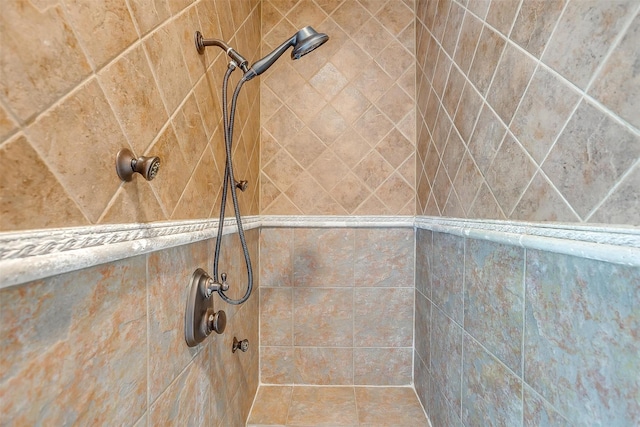 details featuring tiled shower