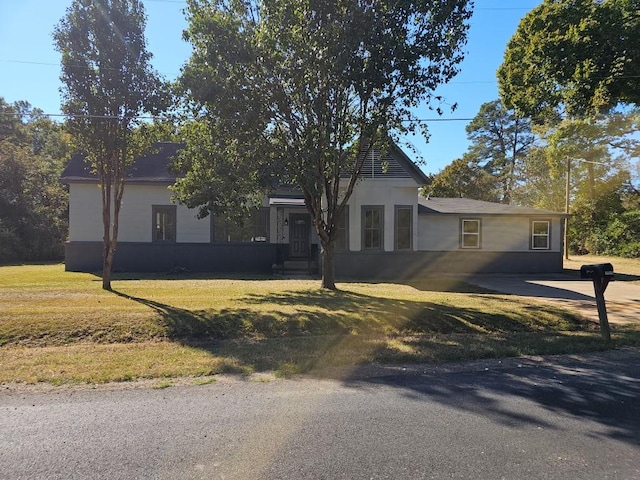 view of front of house featuring a front lawn