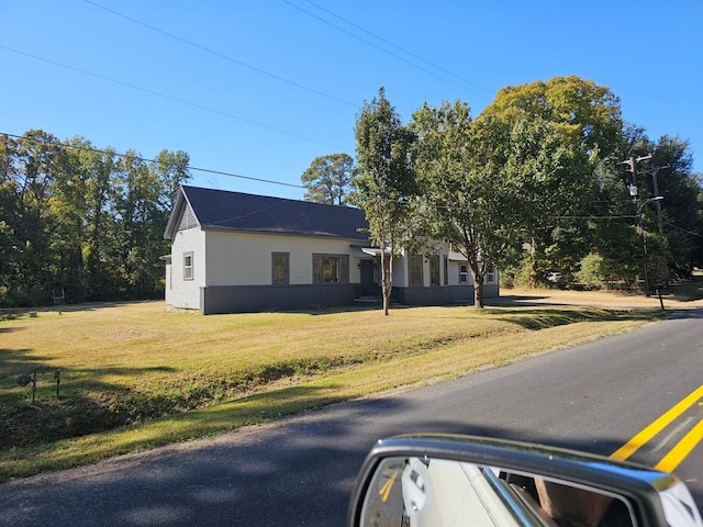 view of front facade with a front lawn