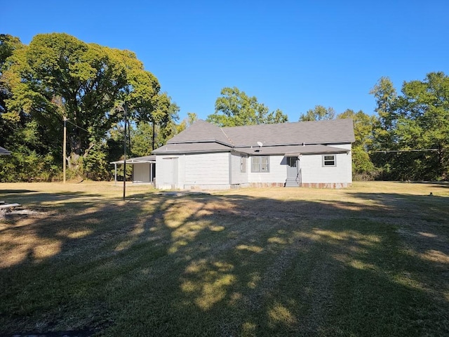 view of front of home featuring entry steps and a front lawn