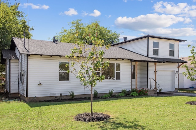 view of front of home featuring a garage, a front lawn, and roof with shingles