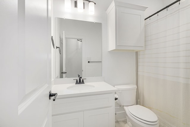 bathroom featuring a shower with shower curtain, vanity, and toilet